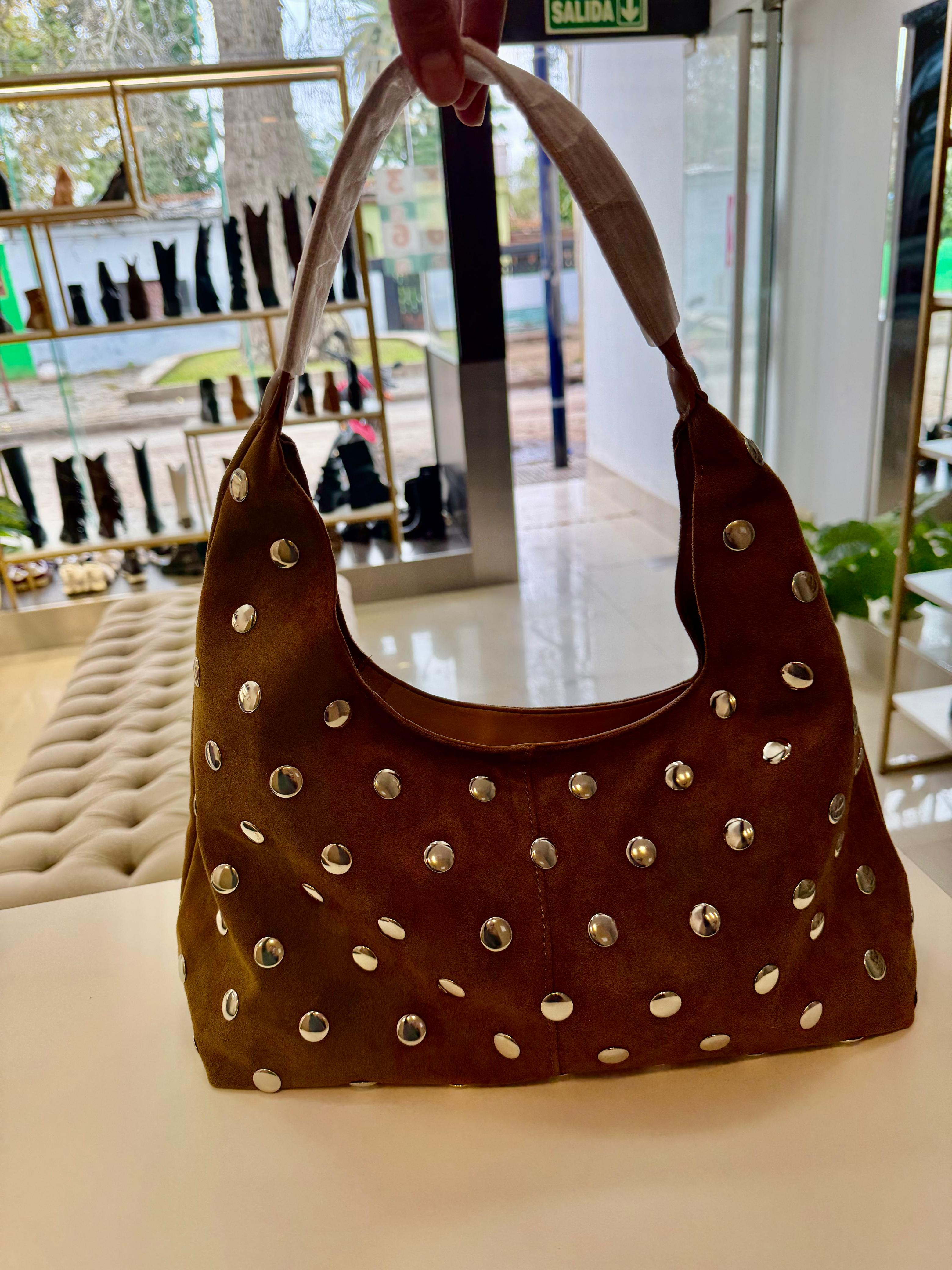 Cartera gamuzada con tachas