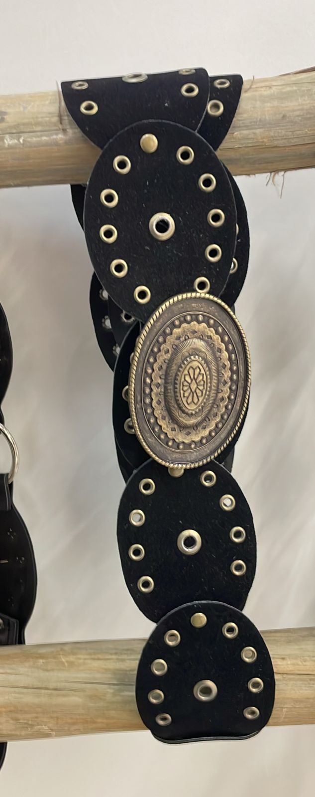 Cinto tachas doradas